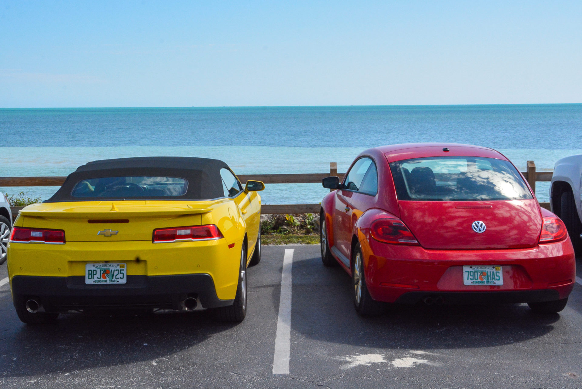 Chevrolet Camarro und VW Beetle auf Bahia Honda Key