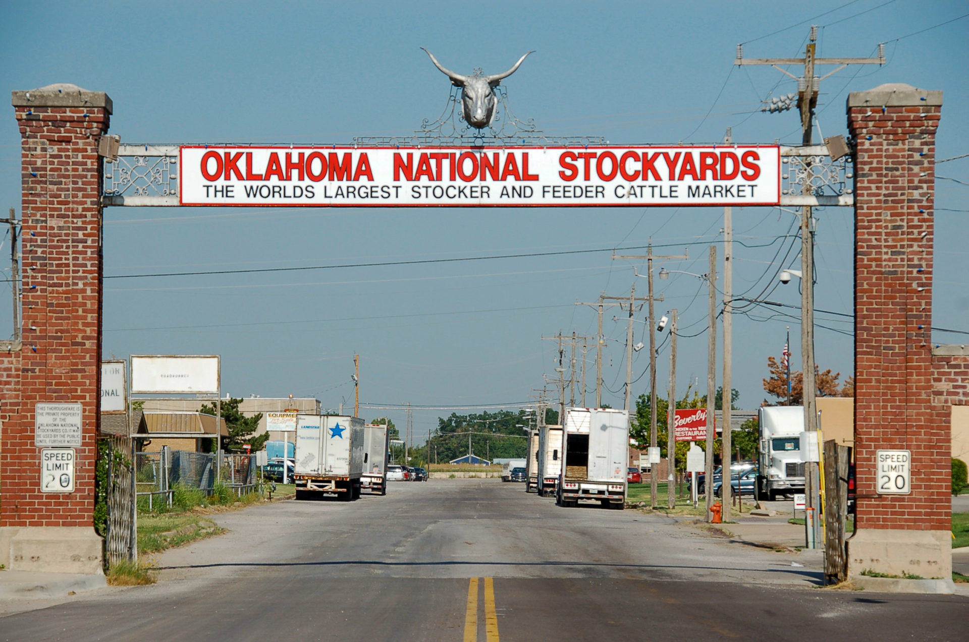 Frontalansicht auf die EInfahrt zu den Viehauktionen in Oklahoma City