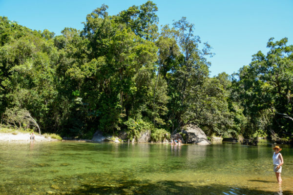 Frau mit Hut in einem Fluss in Queensland