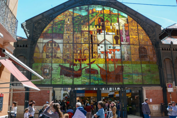 Markthalle von Málaga mit Publikum bei Sonnenschein