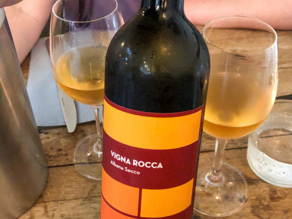 Orange Wine von Vigna Rocca im coolen Restaurant Bar Pif im Amsterdamer Jordaan