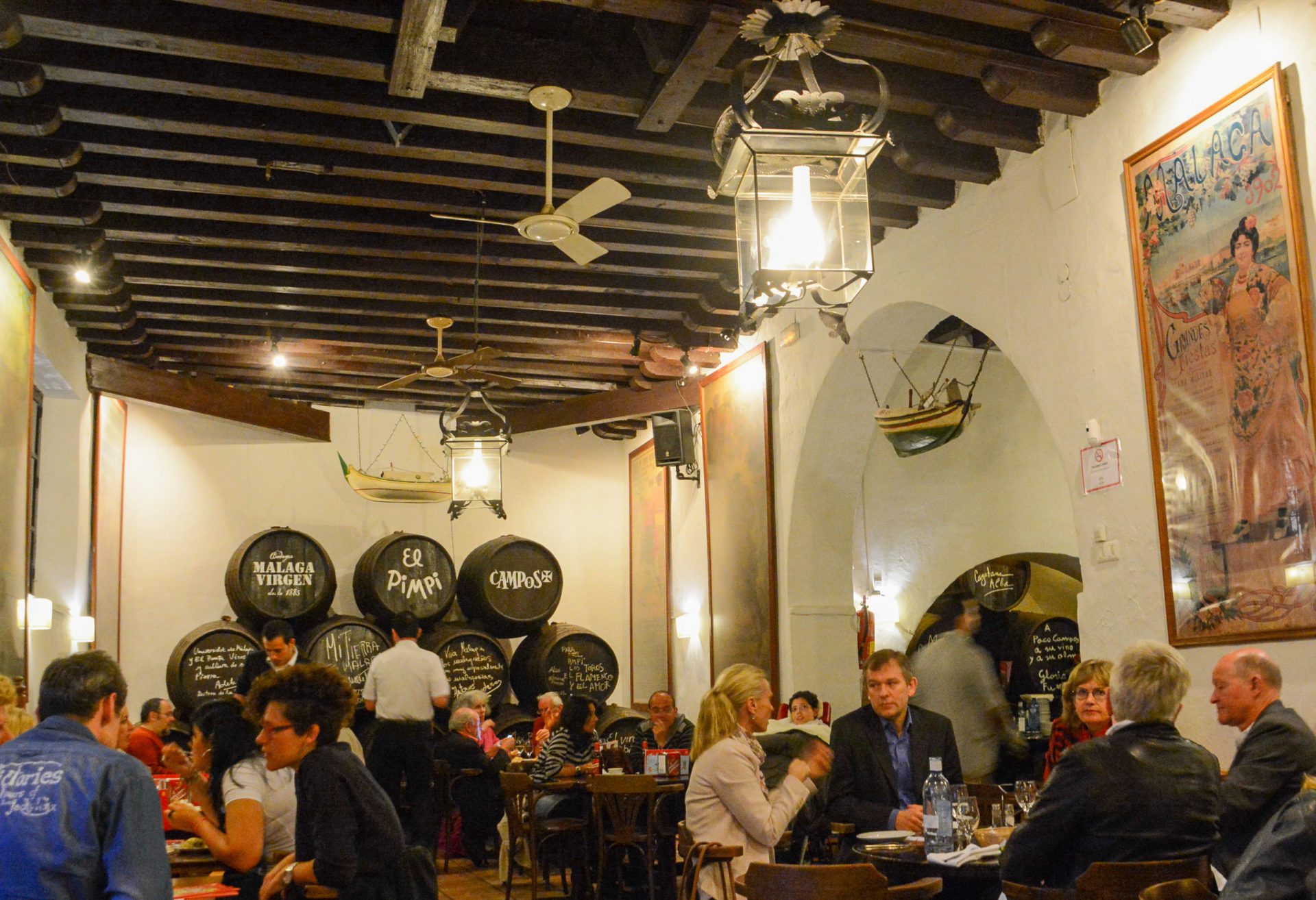 Restaurant El Pimpi in Málaga mit Besuchern, einem guten Tipp für 48 Stunden in Málaga