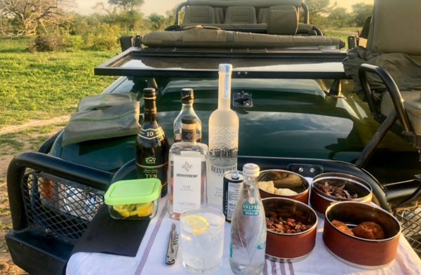 Sundowner mit südafrikanischen Spirituosen während Safari mit Master Tracker im Greater Kruger