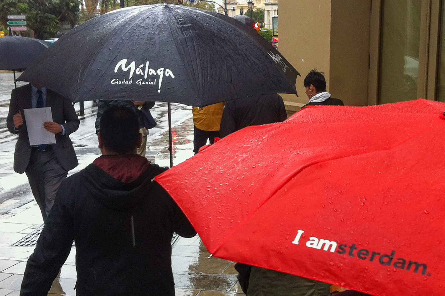 Wo regnet es häufiger? In Málaga oder in Amsterdam? Das fragen diese beiden Regenschirme
