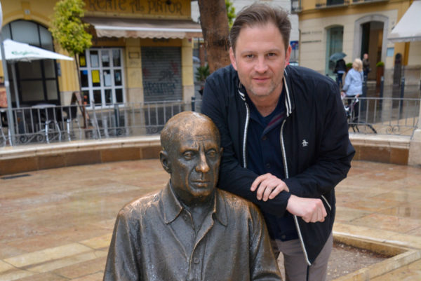 Autor neben der Bronzestatue von Pablo Picasso in Málaga
