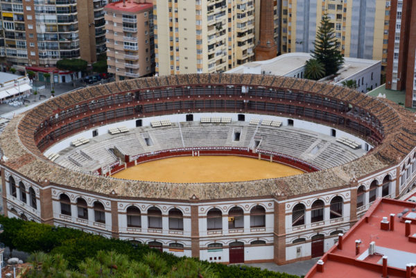Stierkampfarena von Málaga mit Hochhäusern daneben