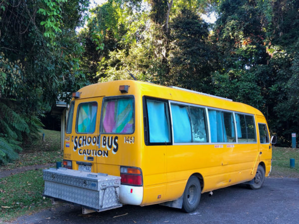 Kleiner Vintage-Schulbus für Road Trip durch Queensland