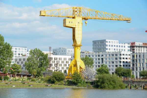 Kran mit modernen Häusern auf der Île de la Loire in Nantes
