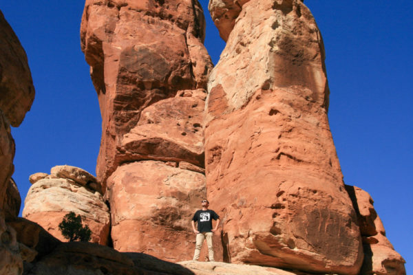 Autor Ralf vor einer Gesteinsformation in Colorado