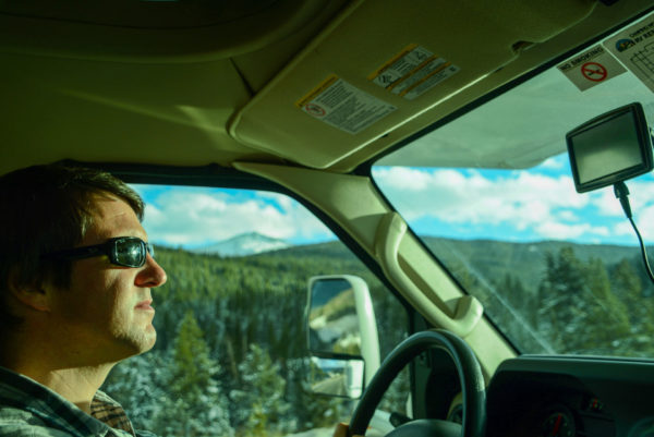 Autor Stefen am Steuer bei der Tour mit dem RV durch die Rocky Mountains