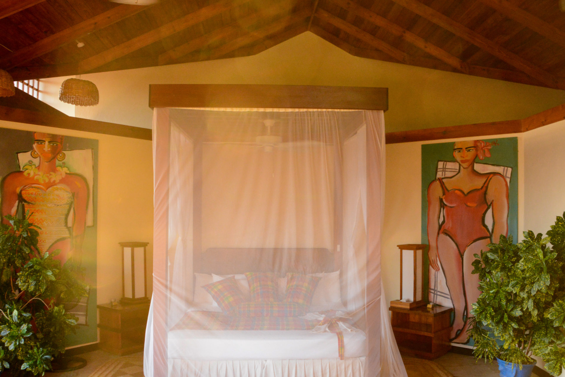Hotelzimmer mit Moskitonetz und Gemälden im Jade Mountian auf Saint Lucia
