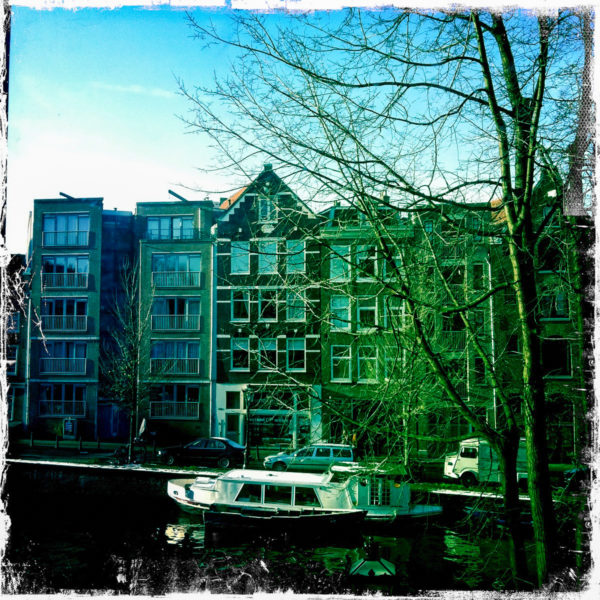 Blick aus dem Fenster im postmodernen Designhotel Andaz im Amsterdamer Grachtengürtel