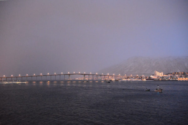 Brücke nach Tromsø in Norwegen an einem Winterabend mit viel Schnee