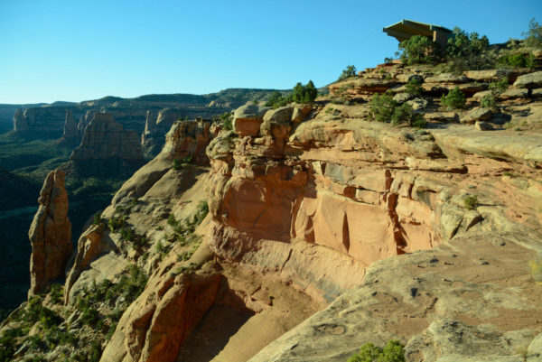 Gesteinsformation mit Canyon bei der Tour mit dem RV durch die Rocky Mountains