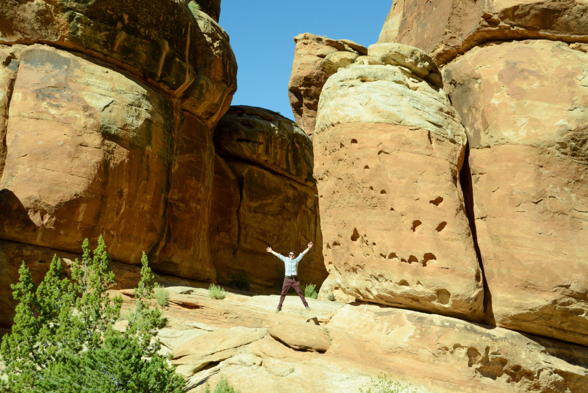 Mann springt in Gesteinsformation hoch am Colorado National Monument