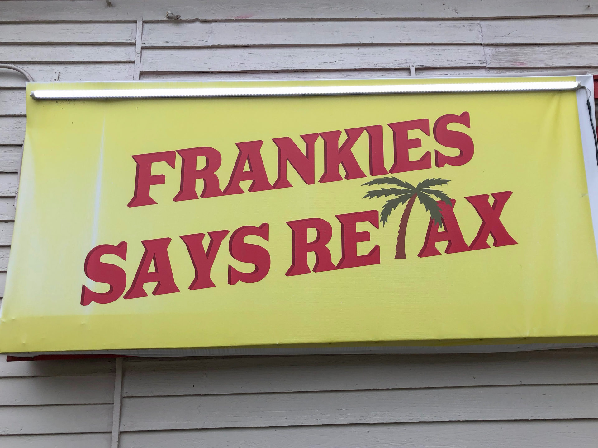 Schild im Daiquiri Drive Through Frankie's in Lafayette