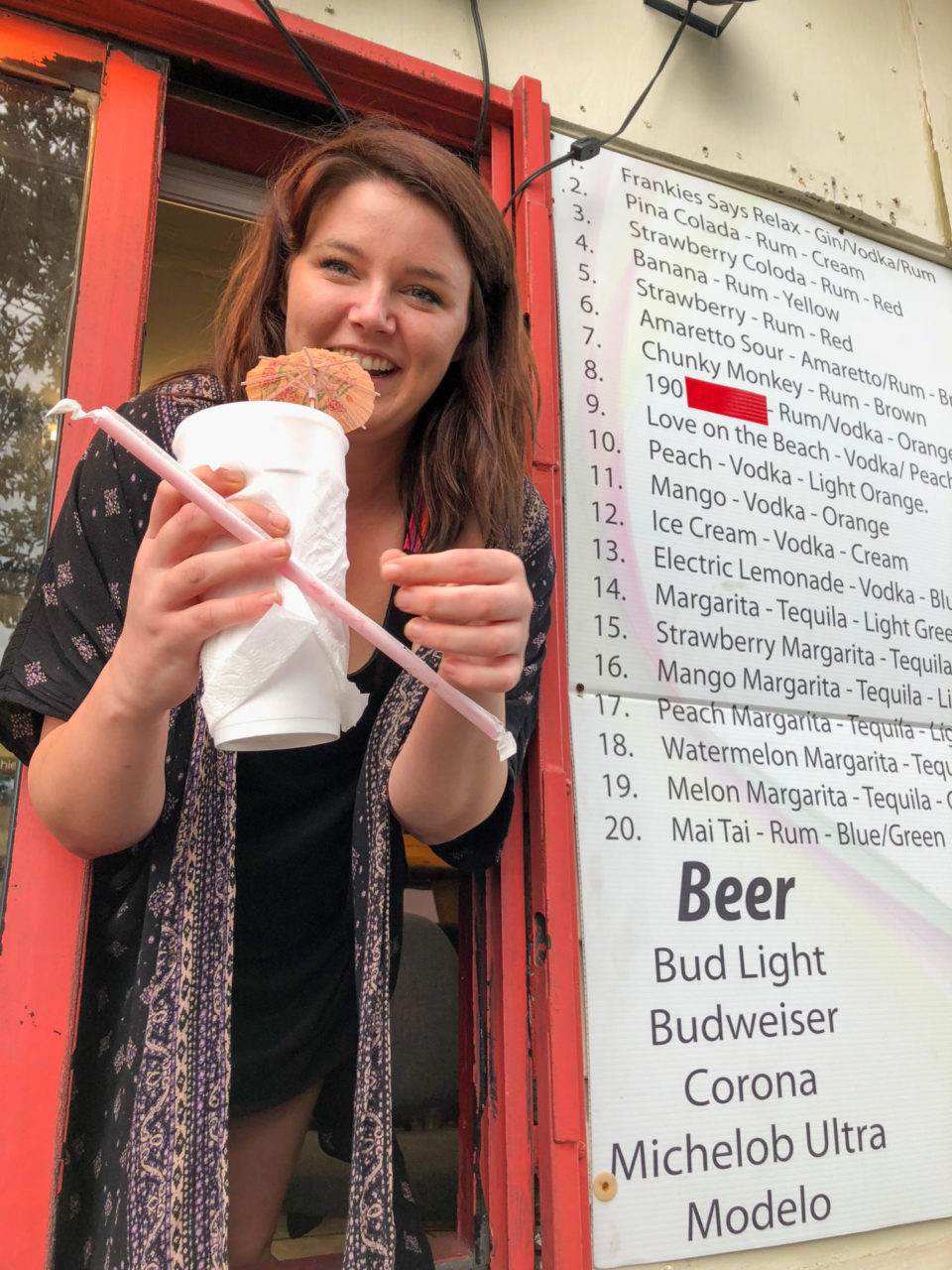 Frau mit Cocktail im Fenster von Frankie's Daiquiri in Lafayette