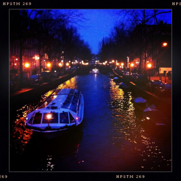 Blick auf den abendlichen Grachtengürtel von Amsterdam, also im Winter