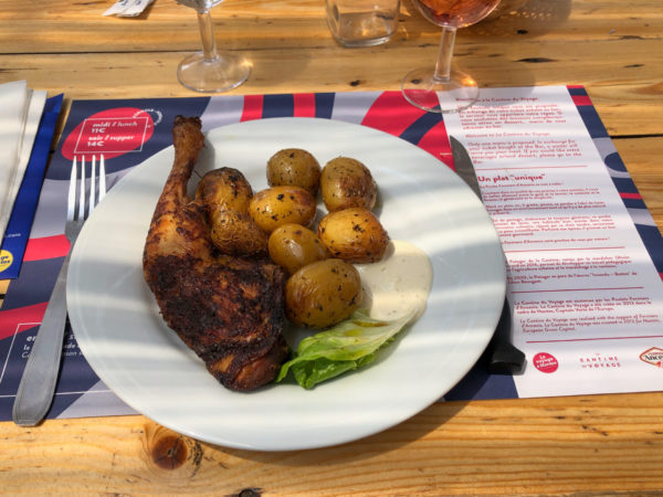 Die Mahlzeit im Restaurant La Cantine du Voyage in Nantes besteht aus Hühnchen mit Kartoffeln