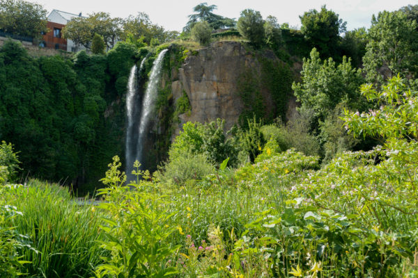 Wasserfall im Jardin Exotique in Nantes