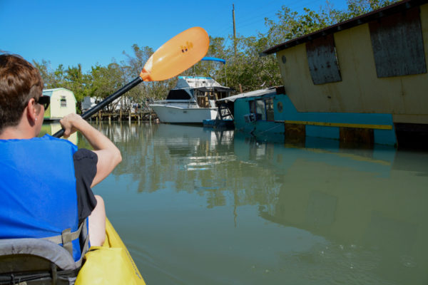 Kajaktour durch die Hausbootsiedlung von Lower Matecumbe Key in Florida