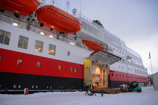 Die MS Otto Sverdrup wird im Hafen von Finnsnes beladen