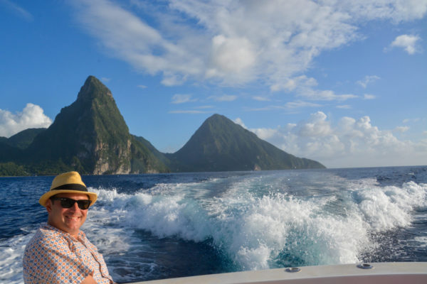 Autor Ralf Johnen auf einem Boot in Saint Lucia mit den Pitons im Hintergrund
