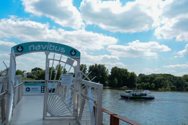 Anleger des Navibus mit Boot in Nantes