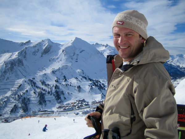 Skifahrer vor Bergpanorama an einem sonnigen Tag in Obertauern