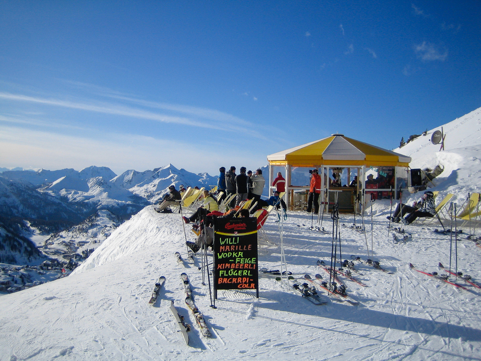 Sonnige Skitag an einer Hütte entlang der Super Seven in Obertauern
