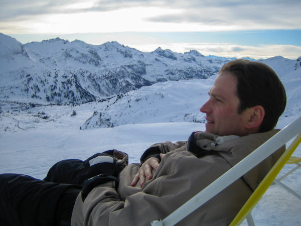 Glücklicher Skifahrer nach Absolvierung der Super Seven in Obertauern