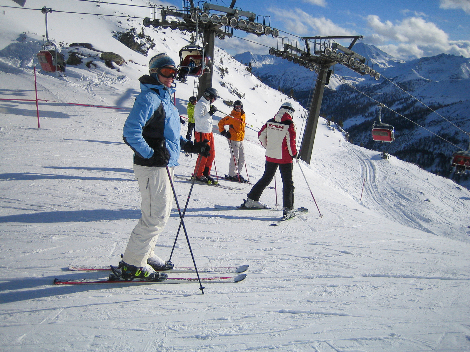 Skifahrer auf der Piste auf der Tauernrunde in Obertauern