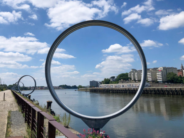 Blick auf die Loire in Nantes durch einen Ring an einem sonnigen Tag
