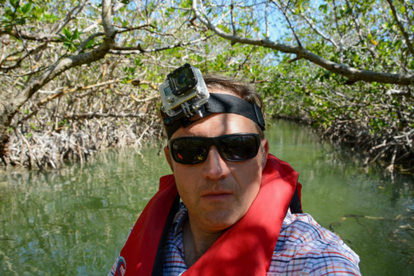 Autor mit Helmkamera bei Kajaktour durch die Mangroven bei Robbie's Marina in Florida