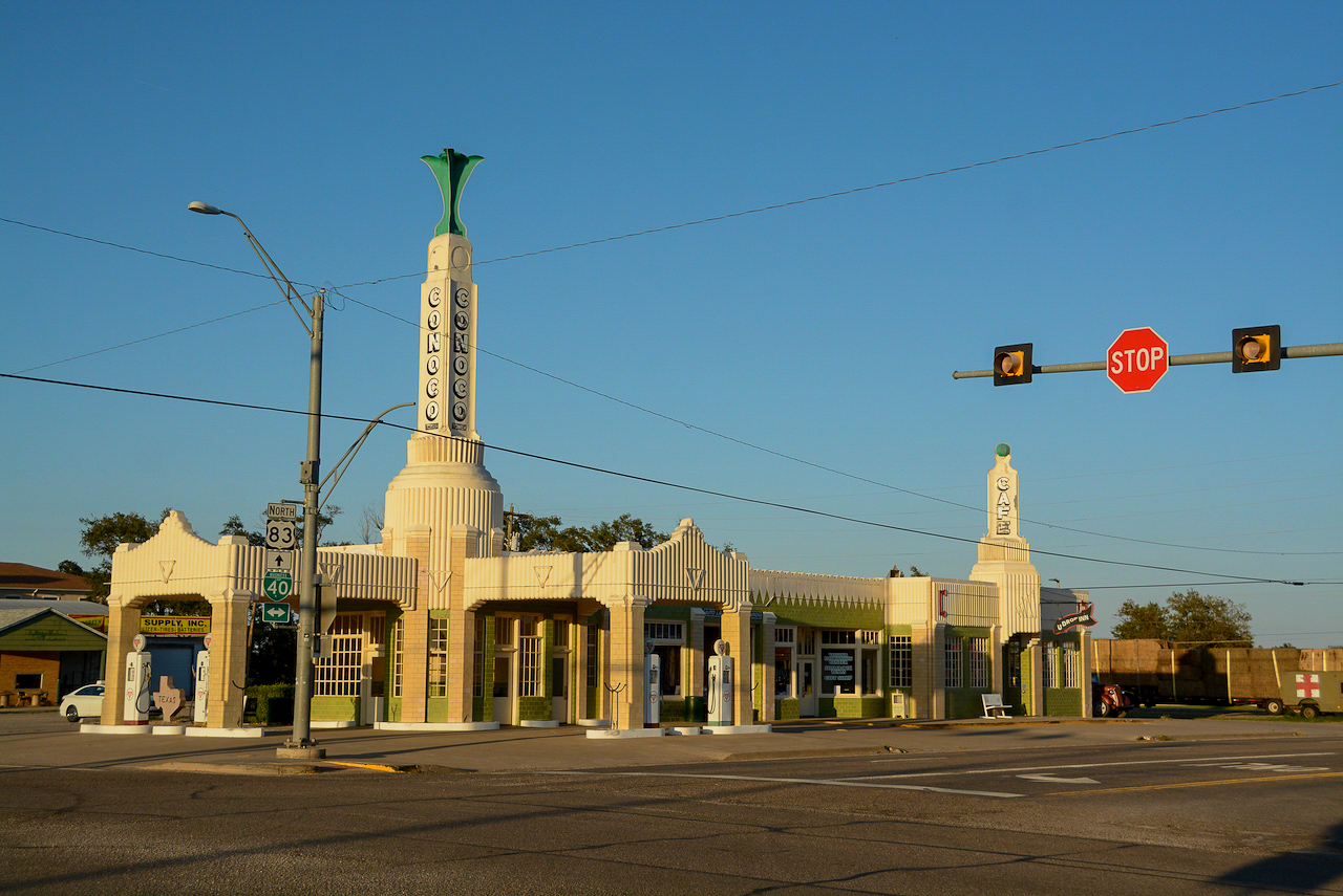 Architektonisches Kunstwerk ist die Conoco-Tankstelle mit U-Drop-Inn in Shamrock im US-Bundesstaat Texas