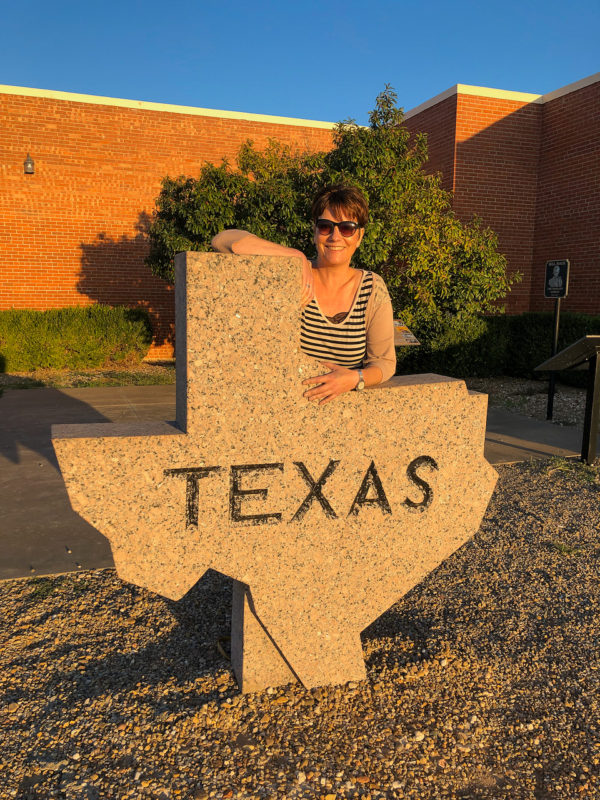 Fraida van Dongen an einem Schild, das der Form des US-Bundesstaates Texas nachempfunden ist