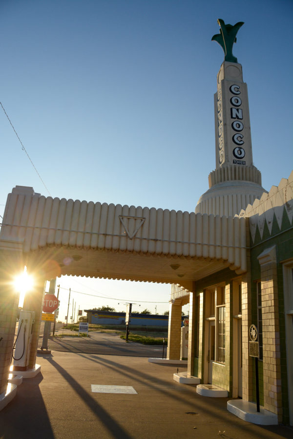 Die Conoc-Tankstelle am U Drop Inn in Shamrock, Texas, im Gegenlicht