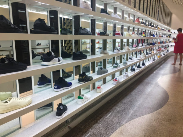 Sneaker Paradies shoppen auf der Lincoln Road Mall in Miami Beach
