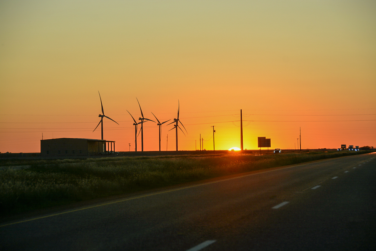 Die Route 66 in Texas entspricht dem Interstate 40 auf weiten Strecken, hier mit Sonneuntergang und Windmühlen