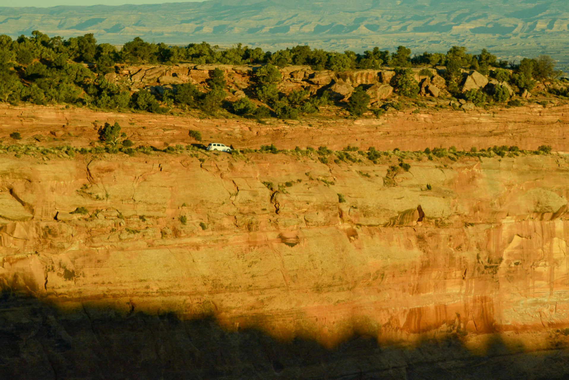 Auto auf Serpentine zum Colorado National Monument