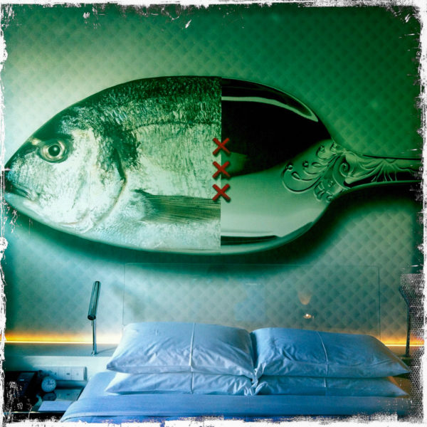 Ein großer Fisch dient ebenso als Wanddeko im Andaz wie das Stadtwappen von Amsterdam