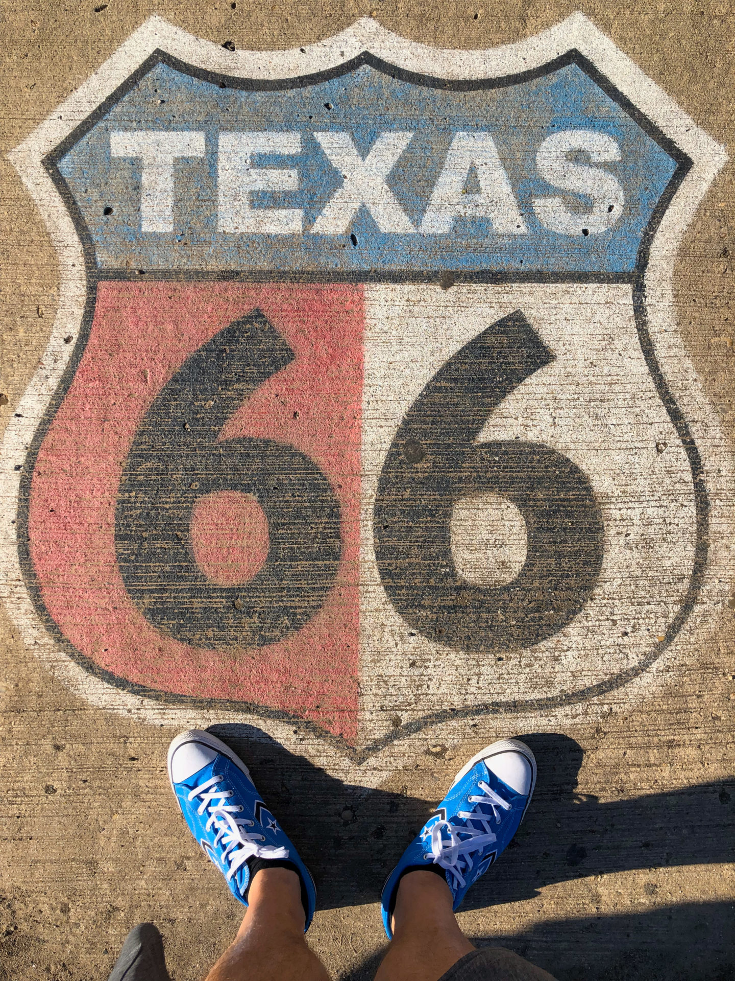 Logo der Route 66 auf dem Asphalt in Texas