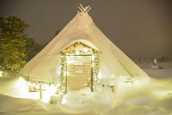 Verschneites Zelt in der Nähe der norwegischen Stadt Tromsø bei einem Landausflug während einer Reise mit Hurtigruten im Winter