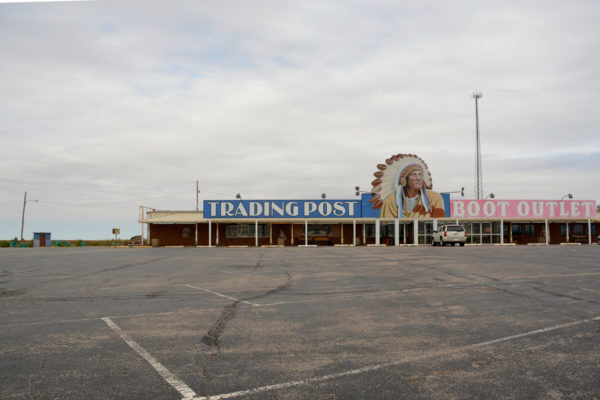 Die Niederlassung des Geschäftes Trading Post für Westernbedarf an der Route 66 in Oklahoma