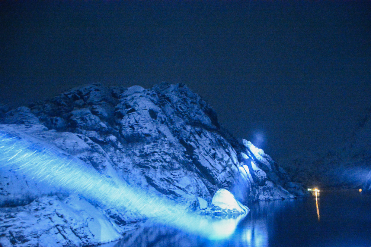 Strahler bei nächtlicher Visite im Trollfjord in Norwegen