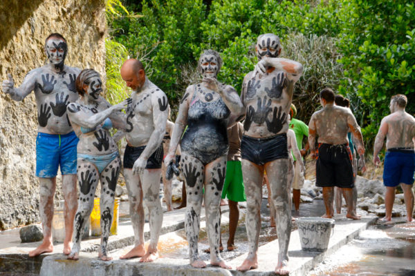Spa-Gäste in einem vulkanischen Bad auf der Karibikinsel Saint Lucia
