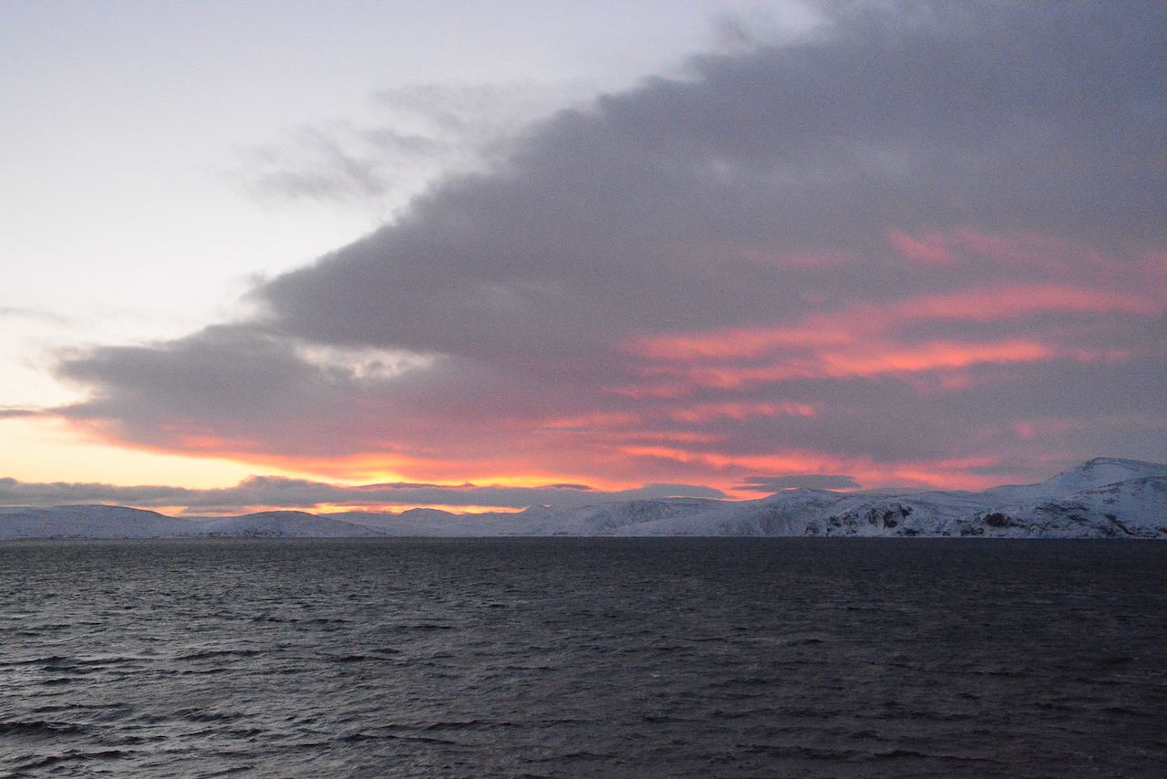 Abendstimmung am Nordkapp in Norwegen mit verschneiter Landschaft