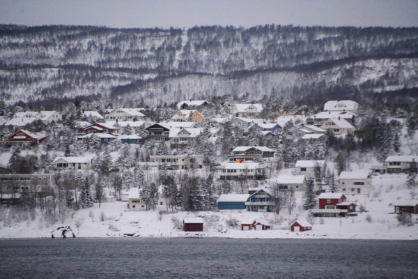 Küstenlandschaft in der Nähe von Tromsø mit viel Schnee