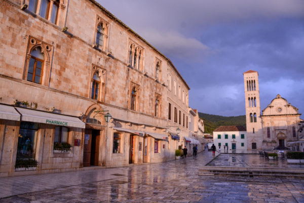Platz in Hvar mit Campanile nach Regenschauer
