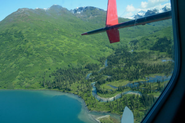 Anflug auf einen Bergsee in Alaska mit einem Wasserflugzeug
